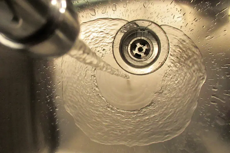 Zakaj vas lahko napačno zunanje pomivalno korito drago stane?